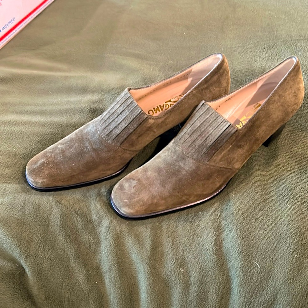 Salvatore Ferragamo Olive 🫒 Green Suede Pumps size 8.5 narrow EUC💚💚
